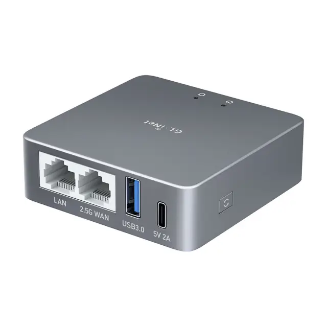 GL.iNet Brume 2 GL-MT2500A — алюмінієвий корпус, вигляд три чверті з портами