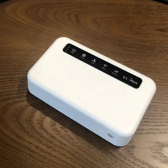 GL.iNet Puli GL-XE300 на столе