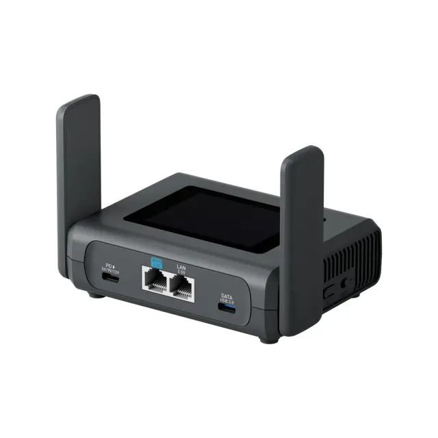 GL.iNet Slate 7 Pro GL-BE10000 — вид три четверти: сенсорный экран и порты