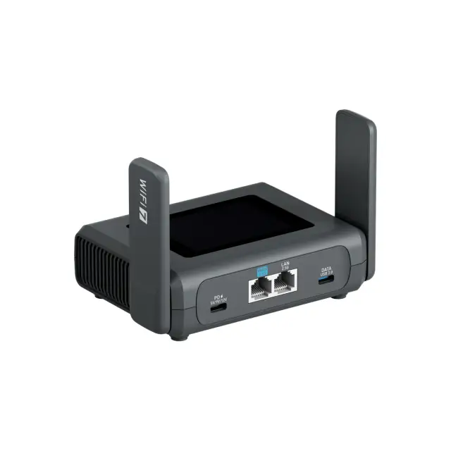 GL.iNet Slate 7 Pro GL-BE10000 — вид сзади под углом с поднятыми антеннами