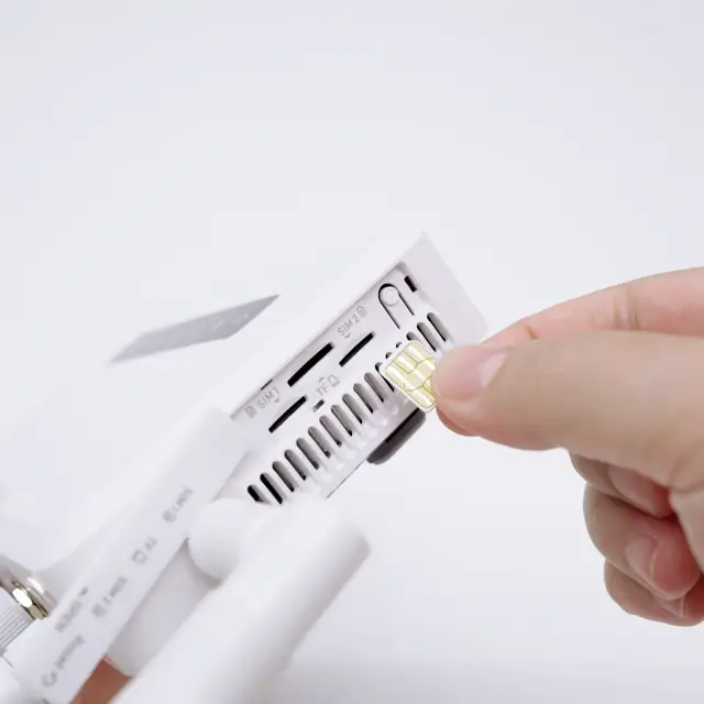 GL.iNet Spitz AX GL-X3000 — два слота SIM с резервированием